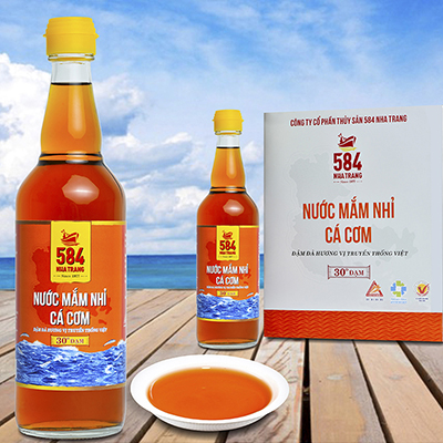 Nước mắm Nhỉ Cá cơm 584 Nha Trang 30 độ đạm chai thủy tinh