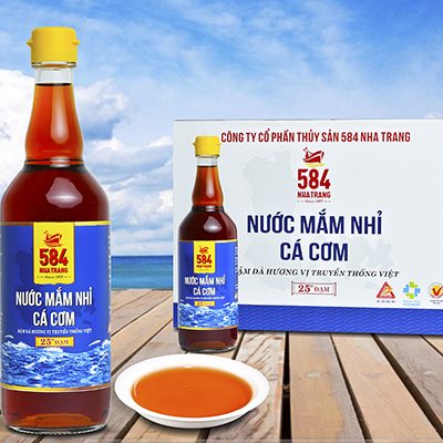 Nước mắm Nhỉ Cá cơm 584 Nha Trang 25 độ đạm chai thủy tinh